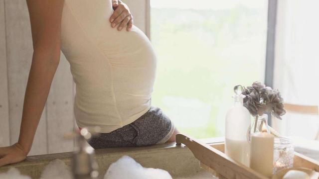 孕妇夫妻合照